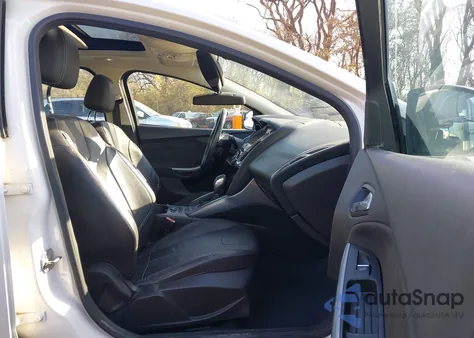 2012 Ford Focus Titanium z USA, uszkodzony, nr VIN 1FAHP3J20CL102648